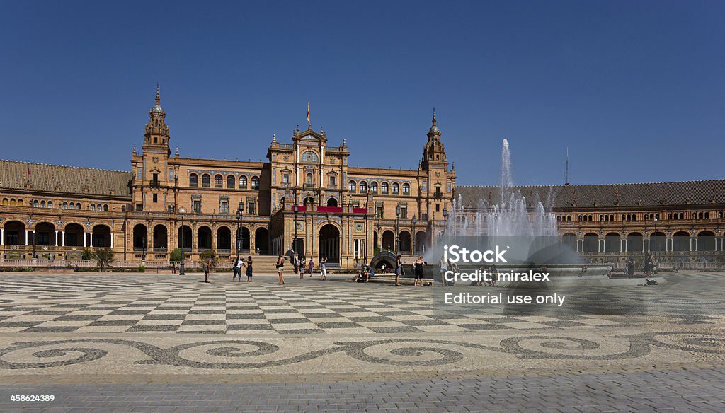 Fontana in Plaza de Espana a Siviglia, Spagna - Foto stock royalty-free di Ambientazione esterna