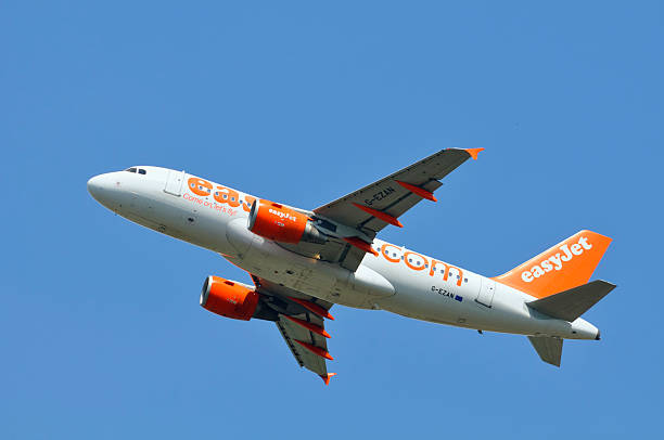 easyjet 비행기 - airbus a319 뉴스 사진 이미지