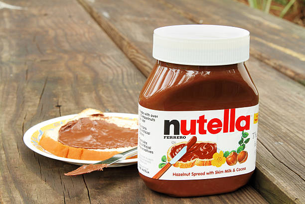 nutella nocciola e cacao diffusione - nutella foto e immagini stock