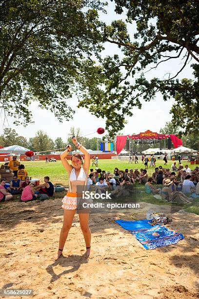 Hip Junges Mädchen Twirling Bälle Im Music Festival Stockfoto und mehr Bilder von Aktivitäten und Sport