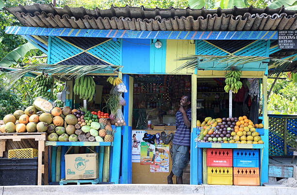 local fruit stand in ocho rios, jamaica - 牙買加 個照片及圖片檔