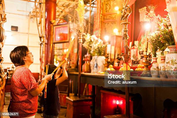 Foto de Louva Mulher Com Palitos De Incenso e mais fotos de stock de Adulto - Adulto, Altar, Asiático e indiano