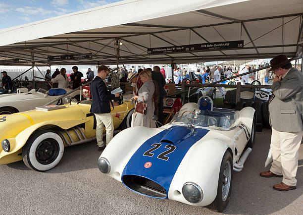 carreras de coches de época - paddock fotografías e imágenes de stock