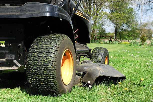 fahrt auf mower, - lawn mower tractor gardening riding mower stock-fotos und bilder