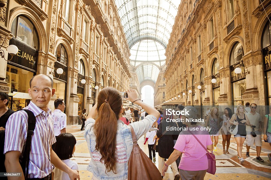 Turystów w Galleria Vittorio Emanuele II - Zbiór zdjęć royalty-free (Galleria Vittorio Emanuele II)