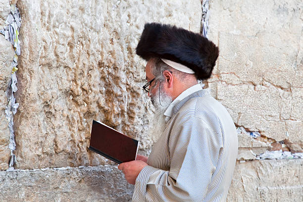 jewish prier au mur occidental à jérusalem,, israël - middle the western wall jerusalem israel photos et images de collection