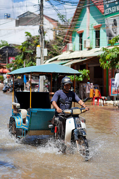 floodwaters) 의 시엠레아프, 캄보디아 - flood people asia cambodia 뉴스 사진 이미지