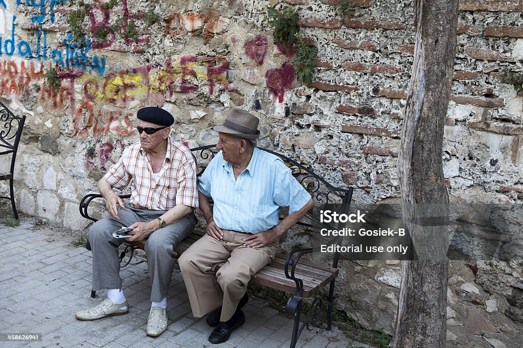 Vecchio uomo seduto in Durazzo (Albania - Foto stock royalty-free di Adulto