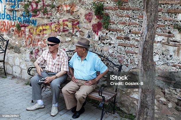 Starych Ludzi Siedzi W Durres Albania - zdjęcia stockowe i więcej obrazów Albania - Albania, Dorosły, Durrës