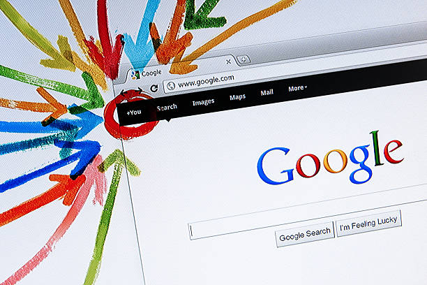 google plus página de boas-vindas, no ecrã lcd grande - google social networking service imagens e fotografias de stock