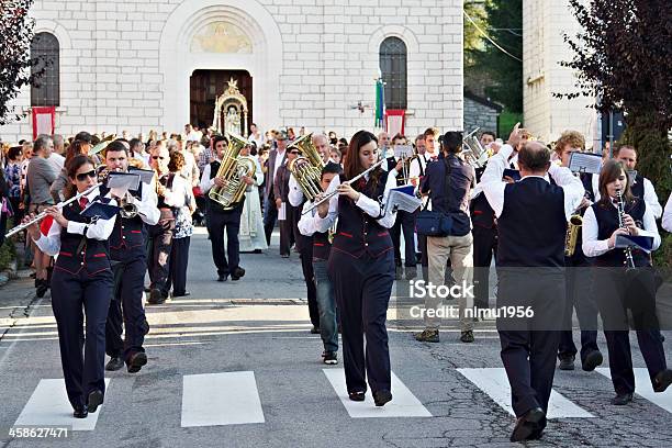 Photo libre de droit de Bandeau Coupevent Street Performance banque d'images et plus d'images libres de droit de Fanfare - Groupe célèbre - Fanfare - Groupe célèbre, Orchestre, Saxophoniste