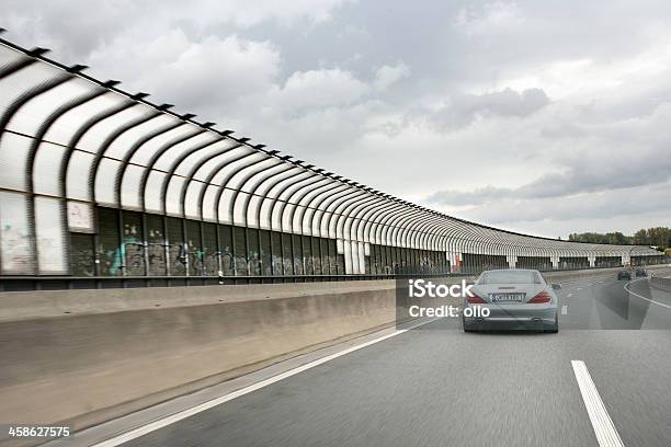 Barrera De Ruido En Alemán Autobahn A661 Foto de stock y más banco de imágenes de Aire libre - Aire libre, Alemania, Arquitectura