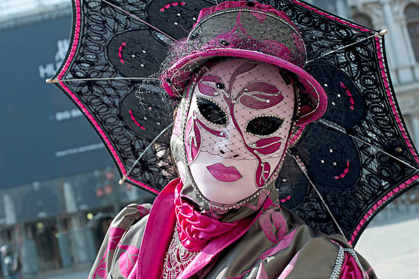 carnevale di venezia 2011 - venice italy editorial mardi gras performer foto e immagini stock