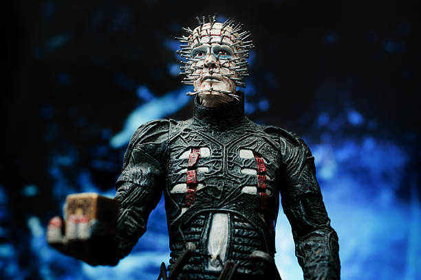 hellraiser film d'horreur statue - pin head photos et images de collection