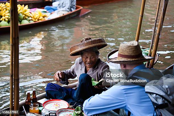 Lady Comercio Con Turista De Damnoen Saduak Floating Market Bangkok Foto de stock y más banco de imágenes de Adulto