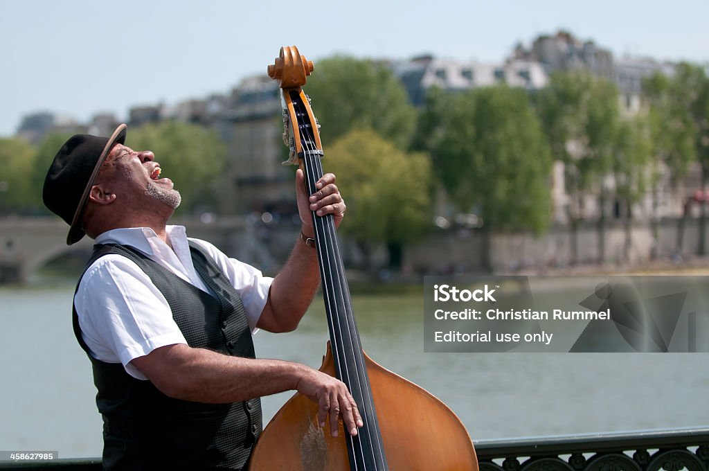 Hombre negro jugando con una acústica bass - Foto de stock de Contrabajo libre de derechos