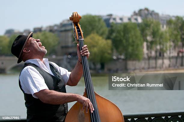 Nero Uomo Che Suona Il Basso Acustica - Fotografie stock e altre immagini di Contrabbasso - Contrabbasso, Persone, Francia