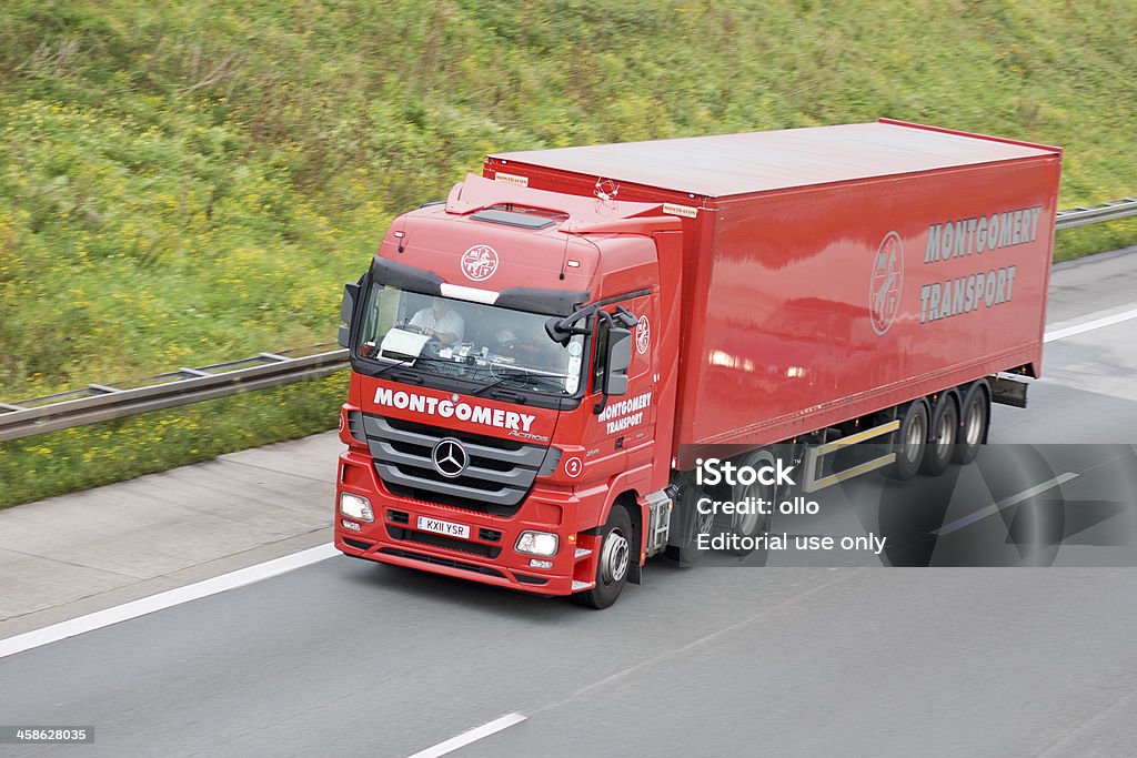 Camion nella tedesca Autobahn - Foto stock royalty-free di Ambientazione esterna