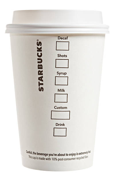 otro lado de un starbucks vaso de café de papel - starbucks coffee drink coffee cup fotografías e imágenes de stock