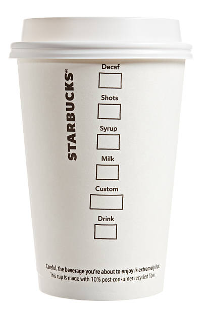 ビーチサイドの「starbucks （スターバックス）のコーヒーカップ紙 - starbucks coffee drink coffee cup ストックフォトと画像