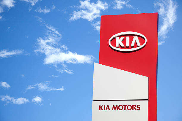 kia motors - car dealership editorial car horizontal stock-fotos und bilder