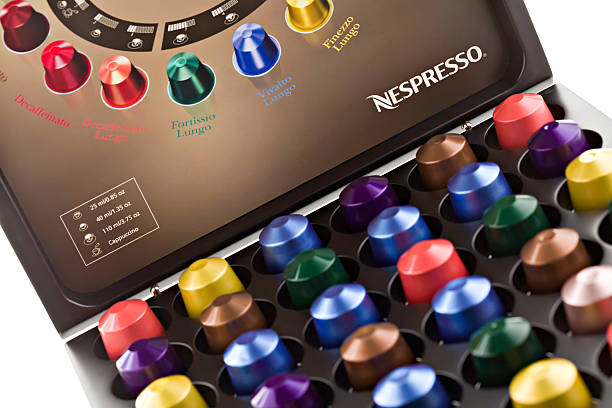 capsules café nespresso dans une boîte de rangement. - brand name yellow red business photos et images de collection