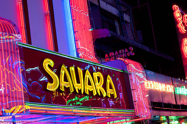 luci al neon sopra sahara gogo bar a bangkok, tailandia - gogo bar foto e immagini stock
