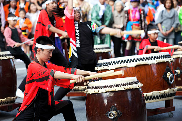 tambor taiko realizador en festival de danza de ohara matsuri de kagoshima - taiko drum fotografías e imágenes de stock