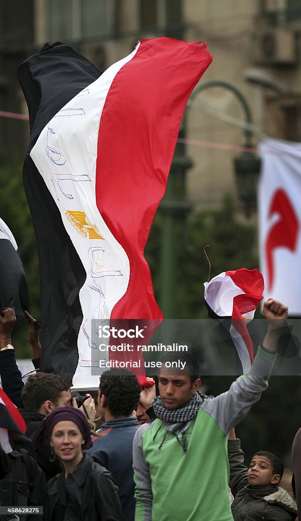 protestors torcer por trás de Bandeira do Egipto - Royalty-free Acenar Foto de stock