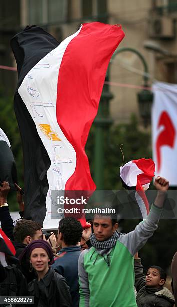 Protestors Torcer Por Trás De Bandeira Do Egipto - Fotografias de stock e mais imagens de Acenar - Acenar, Bandeira, Cairo