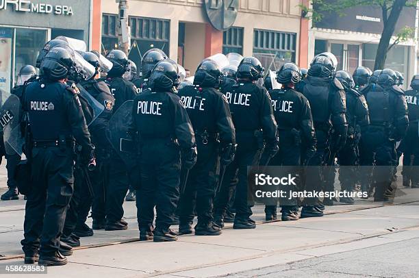 列の警察オフィサーズ - 攻撃的のストックフォトや画像を多数ご用意 - 攻撃的, 警察, 20カ国グループ