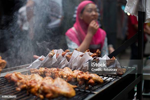 Chinese Street Comidas En El Vecindario Musulmana De Xian China Foto de stock y más banco de imágenes de Adolescente