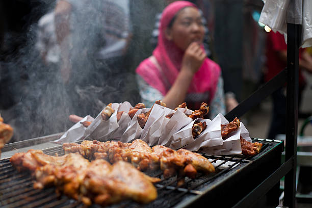 chinês comida de rua em xi'an, china, bairro muçulmano - islam people xian focus imagens e fotografias de stock