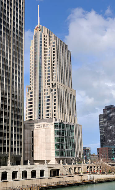 nbc tower, chicago - nbc chicago vertical built structure imagens e fotografias de stock