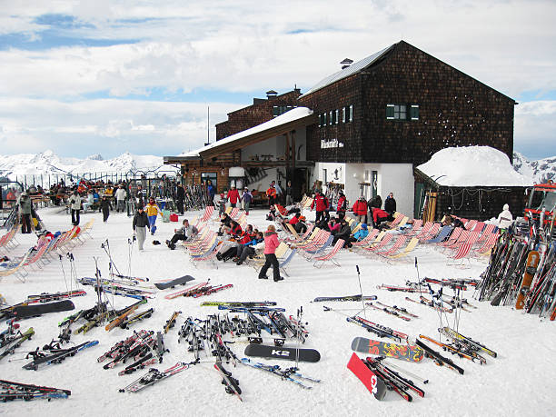 wintersporters 복용 회의에서 절단하십시오 - ski skiing european alps resting 뉴스 사진 이미지