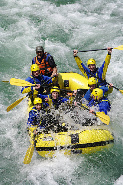 rafting em rápidos no colorado - team sport rafting white water rafting rapid imagens e fotografias de stock