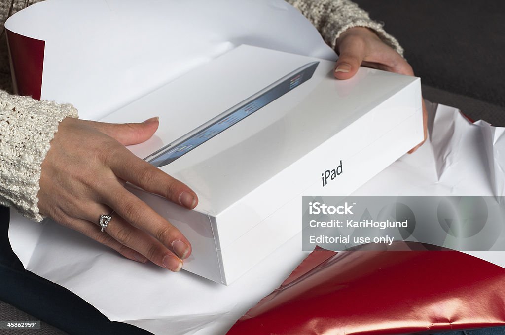 Mujer que Consigue un iPad 3 como regalo - Foto de stock de Adulto libre de derechos