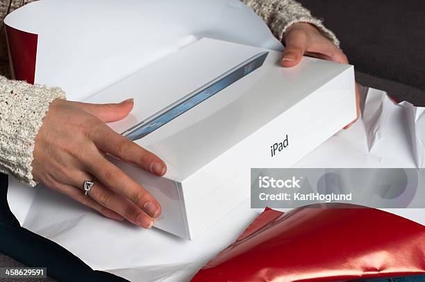 Mujer Que Consigue Un Ipad 3 Como Regalo Foto de stock y más banco de imágenes de Adulto - Adulto, Agarrar, Caja