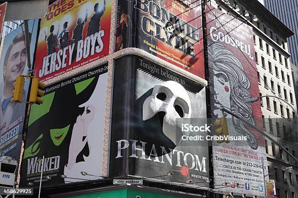 Broadway Theater Affissioni Times Square New York City - Fotografie stock e altre immagini di Musical