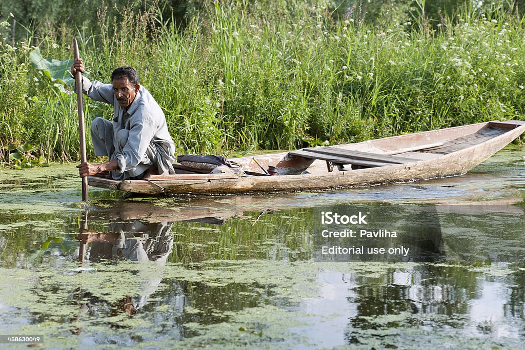 Indian in Shikara Boot auf See Dal Srinagar - Lizenzfrei Asien Stock-Foto