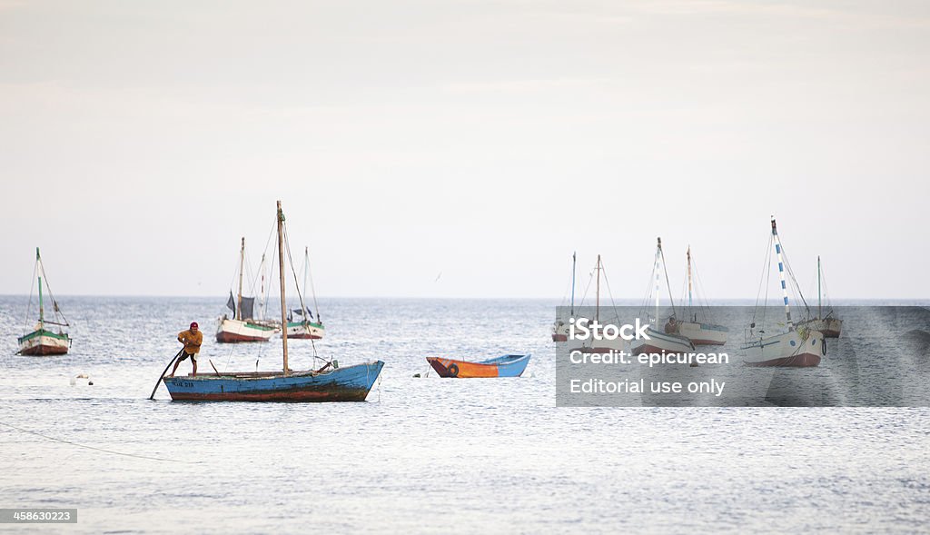 Peruano fisherman remo seu barco na manhã de luz - Foto de stock de Adulto royalty-free