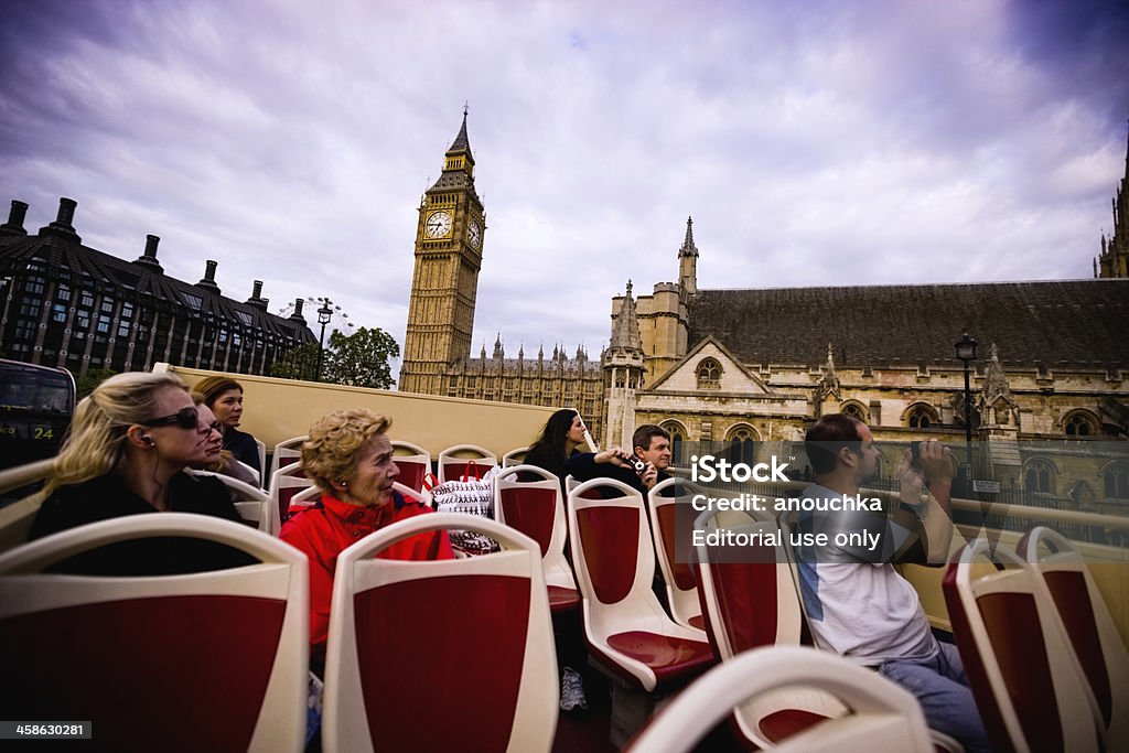 Touristes de profiter de la promenade sur un Bus touristique à Londres - Photo de Activité de loisirs libre de droits