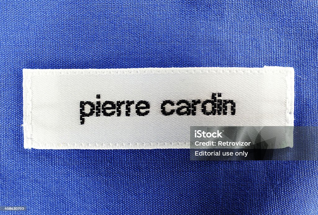 Пирр Cardin логотипом на рубашка label - Стоковые фото Этикетка роялти-фри
