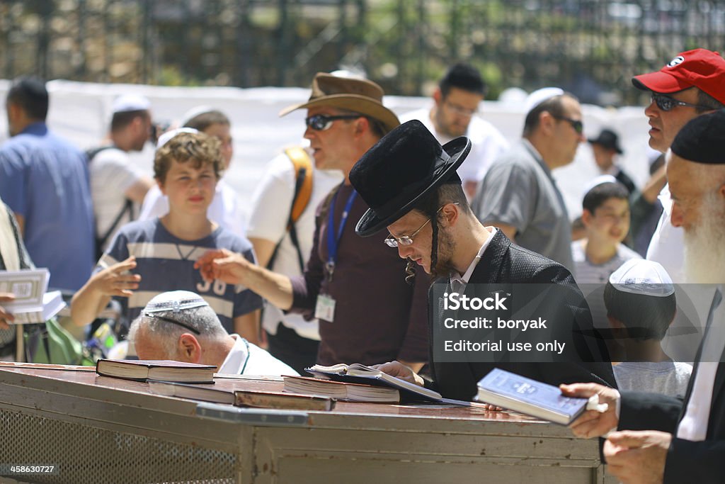 Juifs de prier au mur occidental à Jérusalem - Photo de Adulte libre de droits