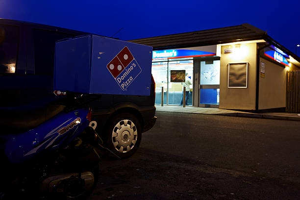 dominos pizza pojazdów dostawczych i restauracji w nocy - dominos pizza zdjęcia i obrazy z banku zdjęć