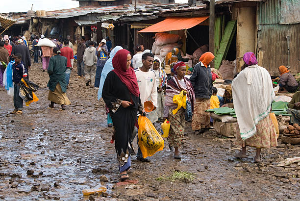 マーケットの光景でアディスアベバ - africa rain east africa ethiopia ストックフォトと画像