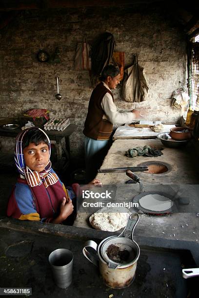 Cozinha De Restaurante Pequena Berma Da Estrada - Fotografias de stock e mais imagens de Adulto - Adulto, Bengala ocidental, Berma da Estrada