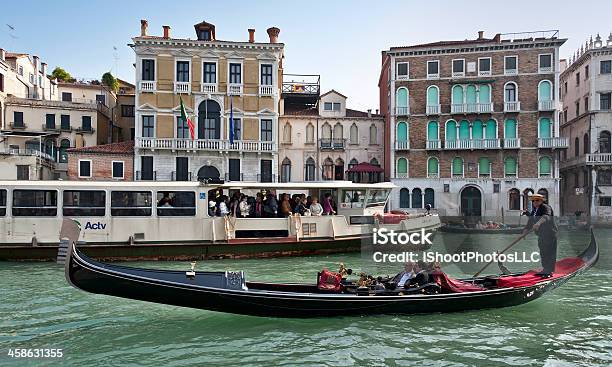 Photo libre de droit de Transport De Venise banque d'images et plus d'images libres de droit de Bateau de voyageurs - Bateau de voyageurs, Bateau-taxi, Bâtiment vu de l'extérieur