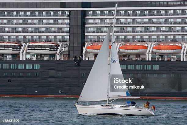 Foto de Vela Perto De Grandes Navios De Cruzeiro De Barco e mais fotos de stock de Atividade Recreativa - Atividade Recreativa, Barco a Vela, Barco de passageiros