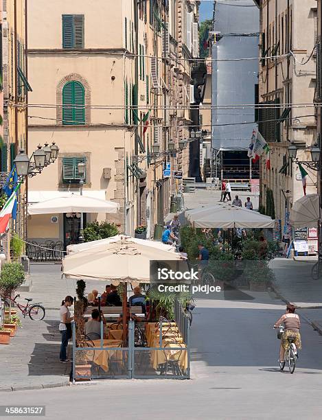 街の風景を夏の日にルッカトスカーナイタリア - ルッカのストックフォトや画像を多数ご用意 - ルッカ, イタリア, お土産